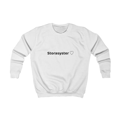Storasyster ♡ sweatshirt barn – Arktisk vit